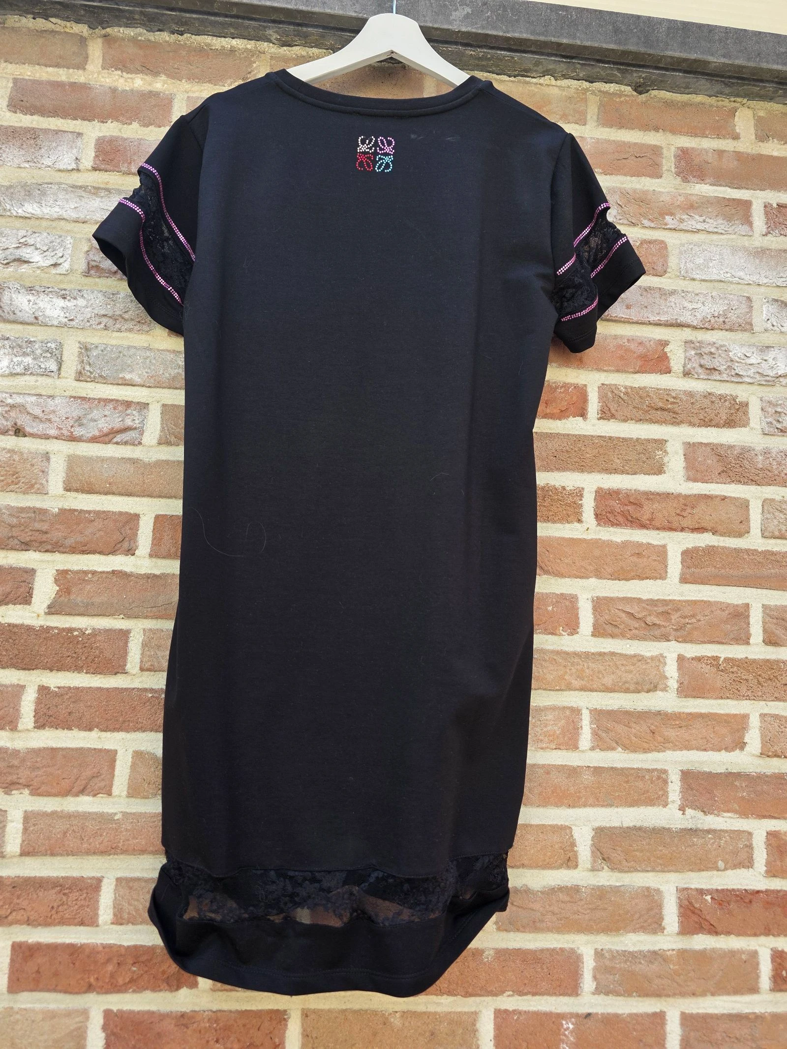 Vestido preto com strass coloridos – photo 5